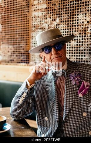 L'artiste George Skeggs (alias « soho George ») se détend dans le café My place Soho, Berwick St, Soho, Londres, Angleterre, Royaume-Uni Banque D'Images