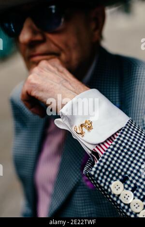 L'artiste George Skeggs (« soho George ») dans une rue de Soho, Londres, Angleterre, Royaume-Uni Banque D'Images