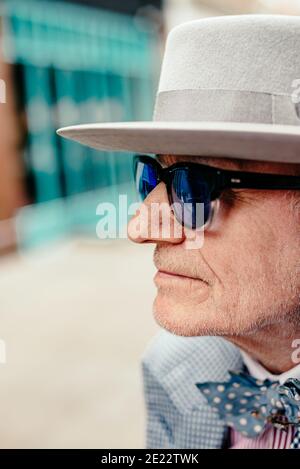 L'artiste George Skeggs (« soho George ») dans une rue de Soho, Londres, Angleterre, Royaume-Uni Banque D'Images