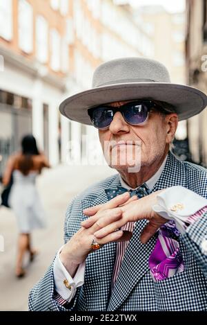 L'artiste George Skeggs (« soho George ») dans une rue de Soho, Londres, Angleterre, Royaume-Uni Banque D'Images