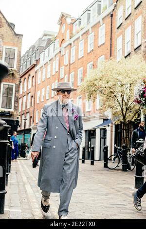 L'artiste George Skeggs (« soho George ») dans une rue de Soho, Londres, Angleterre, Royaume-Uni Banque D'Images