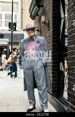 L'artiste George Skeggs (« soho George ») dans une rue de Soho, Londres, Angleterre, Royaume-Uni Banque D'Images