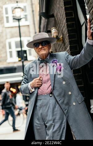 L'artiste George Skeggs (« soho George ») dans une rue de Soho, Londres, Angleterre, Royaume-Uni Banque D'Images