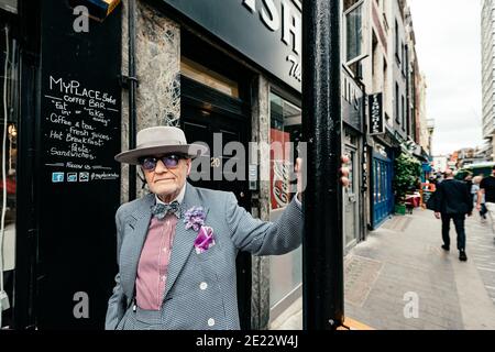 L'artiste George Skeggs (« soho George ») dans une rue de Soho, Londres, Angleterre, Royaume-Uni Banque D'Images