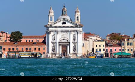 Santa Maria del Rosario - UNE vue de jour ensoleillée de la façade de l'église dominicaine du XVIIIe siècle de Santa Maria del Rosario, Venise, Vénétie, Italie. Banque D'Images