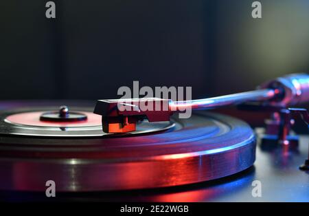 Gros plan de la platine neede sur un disque vinyle. Platine lecture d'un enregistrement vinyle Banque D'Images