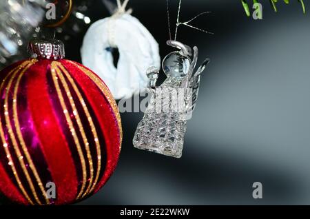 ange de verre et boule rouge sur l'arbre de noël Banque D'Images