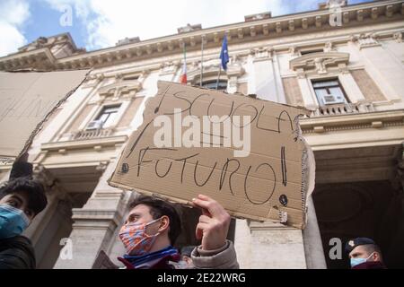 Rome, Italie. 11 janvier 2021. Manifestation organisée par les élèves de certaines écoles secondaires à Rome, Italie, le 11 janvier 2020 devant le Ministère de l'éducation, de l'université et de la recherche (MIUR). (Photo de Matteo Nardone/Pacific Press/Sipa USA) crédit: SIPA USA/Alay Live News Banque D'Images