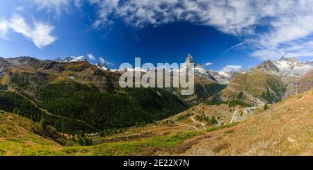 Vue sur le mont Cervin avec un soleil éclatant lors d'une bonne journée d'été et les nuages Banque D'Images