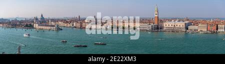 Venise - UNE vue panoramique sur les gratte-ciel de Venise sur son front de mer sud, de Punta della Dogana à Riva degli Schiavoni, Venise, Vénétie, Italie. Banque D'Images