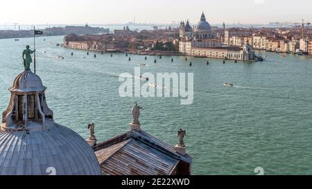 Canal Giudecca - Panorama aérien du canal Giudecca, avec basilique de Santa Maria della Salute qui s'élève à Punta della Dogana, Venise, Vénétie, Italie. Banque D'Images