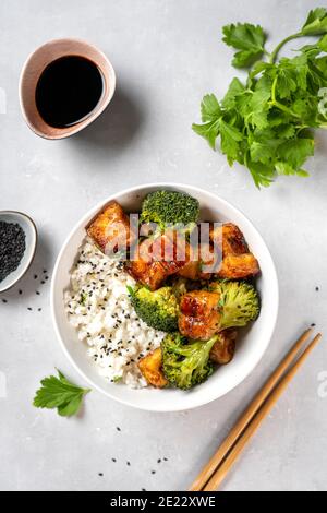 Bol de tofu végétarien frit avec brocoli et riz Banque D'Images