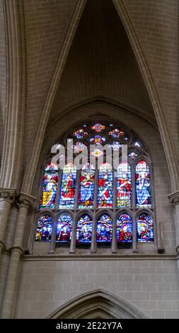 SÉGOVIE, ESPAGNE - 24 septembre 2020: Tolède, Espagne - 24 - septembre - 2020: Vitraux à l'intérieur de la cathédrale de Tolède en Espagne Banque D'Images