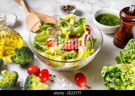 Salade verte végétalienne saine pleine de vitamines Banque D'Images