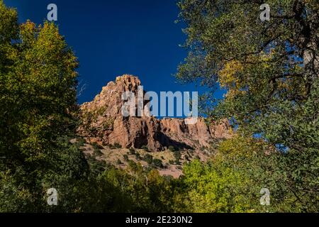 Montagnes spectaculaires de Chiricahua vues depuis Cave Creek Canyon dans la forêt nationale de Coronado, Arizona, États-Unis Banque D'Images