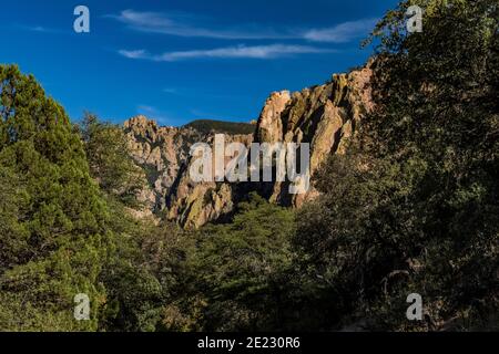 Montagnes spectaculaires de Chiricahua vues depuis Cave Creek Canyon dans la forêt nationale de Coronado, Arizona, États-Unis Banque D'Images