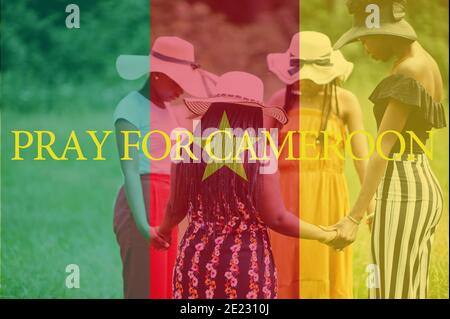 Priez pour le Cameroun. Groupe de quatre femmes africaines tenant les mains et priant. Concept de crise dans le pays d'Afrique. Banque D'Images