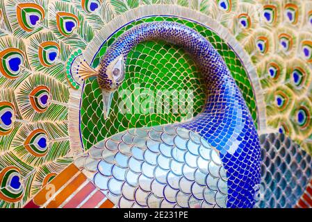 Peacock, travail d'incrustation de verre, au palais de la ville d'Udaipur le 12 décembre 2015 à Udaipur, Inde. Un détail de Mor Chowk (Peacock Yard). Banque D'Images