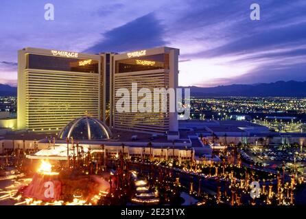 Le Mirage Hotel on the Strip à Las Vegas, Nevada au crépuscule avec une fontaine volcanique en éruption. Banque D'Images