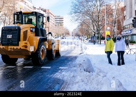 Un creuseur de CAT nettoie Alberto Alcocer la rue de neige. Le lendemain des fortes chutes de neige de Filomena. Madrid, Espagne Banque D'Images