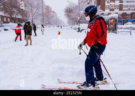 Homme skier dans une rue du centre de Madrid pendant une forte chute de neige. Forte chute de neige de Filomena. Madrid, Espagne Banque D'Images