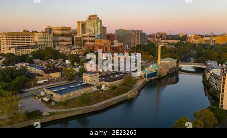 Lever de soleil sur la rivière Cristina et le centre-ville Skyline Wilmington Delaware Banque D'Images