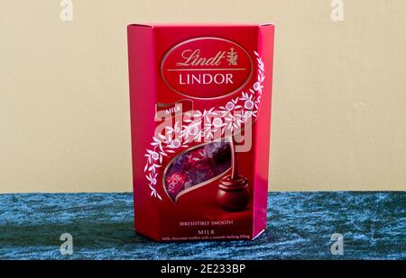 Sachet de truffes au chocolat au lait Lindor de Lindt Suisse Banque D'Images