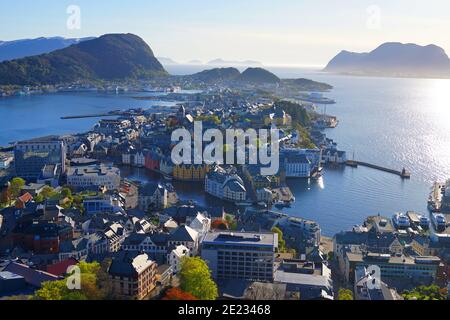 Vue incroyable sur la ville d'Ålesund depuis le mont Aksla en Norvège. Banque D'Images