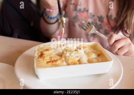 Lasagnes italiennes traditionnelles sur une assiette carrée avec sauce bechamel. Gros plan. Banque D'Images