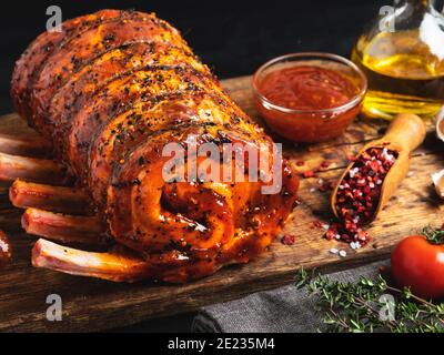 Rôti de bœuf cru roulé, porc, agneau, mariné rouge, roulé à la viande, épices Banque D'Images