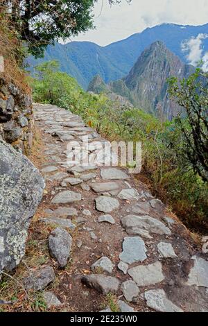 Le sentier de l'Inca surplombe les ruines du Machu Picchu, site classé au patrimoine mondial de l'UNESCO Banque D'Images