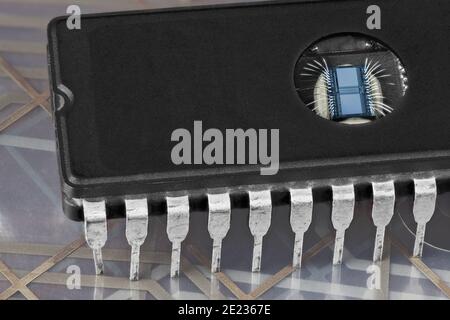 Puce de mémoire programmable effaçable par ordinateur sur membrane de ci flexible. Fenêtre ronde pour effacer les données par UV sur le circuit intégré EPROM numérique. Banque D'Images