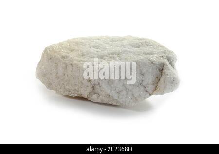 Un morceau de marbre blanc de Thasos. Macro-photographie de spécimens de roche métamorphique - pierre de marbre blanc isolée sur fond blanc. Banque D'Images