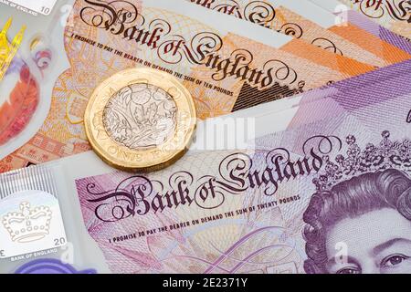 Britsih currency - image de gros plan de piles d'une livre pièces placées sur un billet de banque Banque D'Images