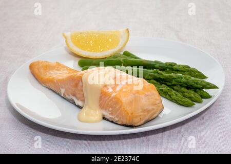 Pavé de saumon aux asperges et au citron Banque D'Images