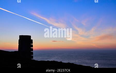 Image de l'emplacement des armes à feu de la Seconde Guerre mondiale allemande dans un silhouetted au coucher du soleil Avec nuages et mer sur la côte ouest de Jersey CI Banque D'Images