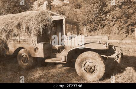 Ancien camion abandonné. Camion à benne rouillée. Banque D'Images