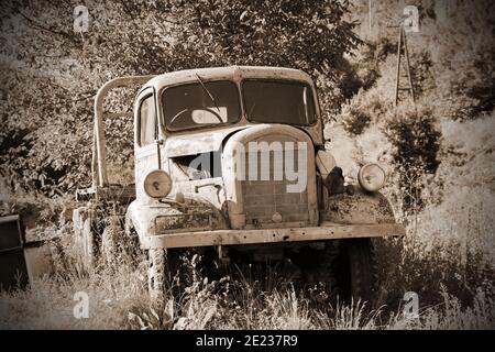 Ancien camion abandonné. Camion à benne rouillée. Banque D'Images