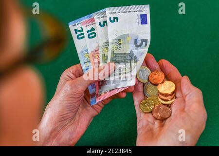 Symbolfoto, rente, Seniorin, Haende, GELD Banque D'Images
