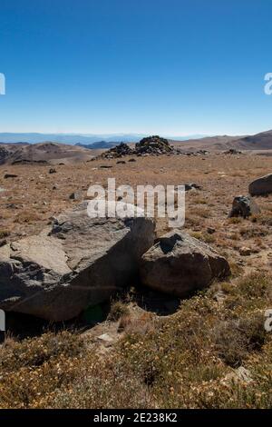 Whte Mountains, Californie, États-Unis. 23 septembre 2016. La station Barcroft est entourée de fellfields alpins et de pergélisol sporadique au-dessus de la ligne des arbres. Le Centre de recherche de l'Université de Californie sur les montagnes blanches (WMRS), à Barcroft. Depuis plus de 60 ans, le Centre de recherche de l'UC White Mountain attire les scientifiques. Situé dans l'ombre de la Sierra Nevada, la chaîne de montagnes blanches fait l'expérience d'un air extrêmement sec. Combinée à des élévations élevées, elle fournit d'excellentes conditions pour les mesures atmosphériques et les observations astronomiques. Une richesse de défauts de tremblement de terre, rock inhabituel St Banque D'Images