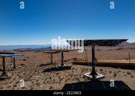 Whte Mountains, Californie, États-Unis. 23 septembre 2016. Panneaux solaires de la station Barcroft, entourés de fellfields alpins et de pergélisol sporadique au-dessus de la ligne des arbres. Le Centre de recherche de l'Université de Californie sur les montagnes blanches (WMRS), à Barcroft. Depuis plus de 60 ans, le Centre de recherche de l'UC White Mountain attire les scientifiques. Situé dans l'ombre de la Sierra Nevada, la chaîne de montagnes blanches fait l'expérience d'un air extrêmement sec. Combinée à des élévations élevées, elle fournit d'excellentes conditions pour les mesures atmosphériques et les observations astronomiques. Une richesse de défauts de tremblement de terre, nous Banque D'Images