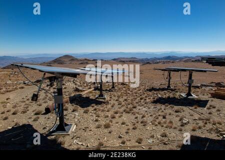 Whte Mountains, Californie, États-Unis. 23 septembre 2016. Panneaux solaires de la station Barcroft, entourés de fellfields alpins et de pergélisol sporadique au-dessus de la ligne des arbres. Le Centre de recherche de l'Université de Californie sur les montagnes blanches (WMRS), à Barcroft. Depuis plus de 60 ans, le Centre de recherche de l'UC White Mountain attire les scientifiques. Situé dans l'ombre de la Sierra Nevada, la chaîne de montagnes blanches fait l'expérience d'un air extrêmement sec. Combinée à des élévations élevées, elle fournit d'excellentes conditions pour les mesures atmosphériques et les observations astronomiques. Une richesse de défauts de tremblement de terre, nous Banque D'Images