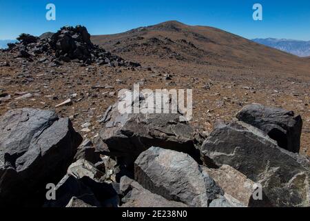 Whte Mountains, Californie, États-Unis. 23 septembre 2016. La station Barcroft est entourée de fellfields alpins et de pergélisol sporadique au-dessus de la ligne des arbres. Le Centre de recherche de l'Université de Californie sur les montagnes blanches (WMRS), à Barcroft. Depuis plus de 60 ans, le Centre de recherche de l'UC White Mountain attire les scientifiques. Situé dans l'ombre de la Sierra Nevada, la chaîne de montagnes blanches fait l'expérience d'un air extrêmement sec. Combinée à des élévations élevées, elle fournit d'excellentes conditions pour les mesures atmosphériques et les observations astronomiques. Une richesse de défauts de tremblement de terre, rock inhabituel St Banque D'Images