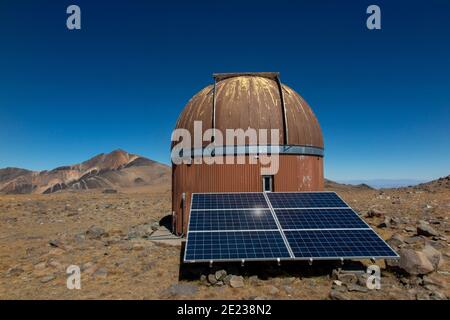 Whte Mountains, Californie, États-Unis. 23 septembre 2016. Observatoire avec panneaux solaires à la gare de Barcroft, avec le pic de White Mountain derrière. Le Centre de recherche de l'Université de Californie sur les montagnes blanches (WMRS), à Barcroft. Depuis plus de 60 ans, le Centre de recherche de l'UC White Mountain attire les scientifiques. Situé dans l'ombre de la Sierra Nevada, la chaîne de montagnes blanches fait l'expérience d'un air extrêmement sec. Combinée à des élévations élevées, elle fournit d'excellentes conditions pour les mesures atmosphériques et les observations astronomiques. Une richesse de défauts de tremblement de terre, structures rocheuses inhabituelles, et Banque D'Images