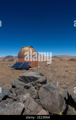 Whte Mountains, Californie, États-Unis. 23 septembre 2016. Observatoire avec panneaux solaires à la gare de Barcroft, avec le pic de White Mountain derrière. Le Centre de recherche de l'Université de Californie sur les montagnes blanches (WMRS), à Barcroft. Depuis plus de 60 ans, le Centre de recherche de l'UC White Mountain attire les scientifiques. Situé dans l'ombre de la Sierra Nevada, la chaîne de montagnes blanches fait l'expérience d'un air extrêmement sec. Combinée à des élévations élevées, elle fournit d'excellentes conditions pour les mesures atmosphériques et les observations astronomiques. Une richesse de défauts de tremblement de terre, structures rocheuses inhabituelles, et Banque D'Images