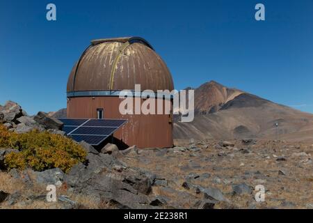 Whte Mountains, Californie, États-Unis. 23 septembre 2016. Observatoire avec panneaux solaires à la gare de Barcroft, avec le pic de White Mountain derrière. Le Centre de recherche de l'Université de Californie sur les montagnes blanches (WMRS), à Barcroft. Depuis plus de 60 ans, le Centre de recherche de l'UC White Mountain attire les scientifiques. Situé dans l'ombre de la Sierra Nevada, la chaîne de montagnes blanches fait l'expérience d'un air extrêmement sec. Combinée à des élévations élevées, elle fournit d'excellentes conditions pour les mesures atmosphériques et les observations astronomiques. Une richesse de défauts de tremblement de terre, structures rocheuses inhabituelles, et Banque D'Images