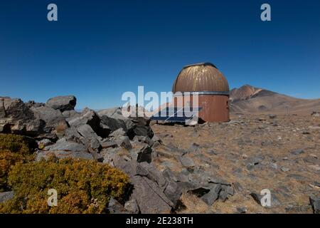 Whte Mountains, Californie, États-Unis. 23 septembre 2016. Observatoire avec panneaux solaires à la gare de Barcroft, avec le pic de White Mountain derrière. Le Centre de recherche de l'Université de Californie sur les montagnes blanches (WMRS), à Barcroft. Depuis plus de 60 ans, le Centre de recherche de l'UC White Mountain attire les scientifiques. Situé dans l'ombre de la Sierra Nevada, la chaîne de montagnes blanches fait l'expérience d'un air extrêmement sec. Combinée à des élévations élevées, elle fournit d'excellentes conditions pour les mesures atmosphériques et les observations astronomiques. Une richesse de défauts de tremblement de terre, structures rocheuses inhabituelles, et Banque D'Images