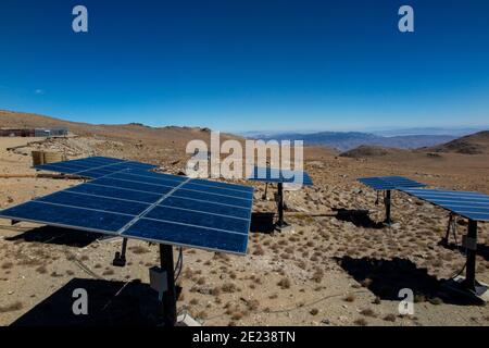 Whte Mountains, Californie, États-Unis. 23 septembre 2016. Panneaux solaires de la station Barcroft, entourés de fellfields alpins et de pergélisol sporadique au-dessus de la ligne des arbres. Le Centre de recherche de l'Université de Californie sur les montagnes blanches (WMRS), à Barcroft. Depuis plus de 60 ans, le Centre de recherche de l'UC White Mountain attire les scientifiques. Situé dans l'ombre de la Sierra Nevada, la chaîne de montagnes blanches fait l'expérience d'un air extrêmement sec. Combinée à des élévations élevées, elle fournit d'excellentes conditions pour les mesures atmosphériques et les observations astronomiques. Une richesse de défauts de tremblement de terre, nous Banque D'Images