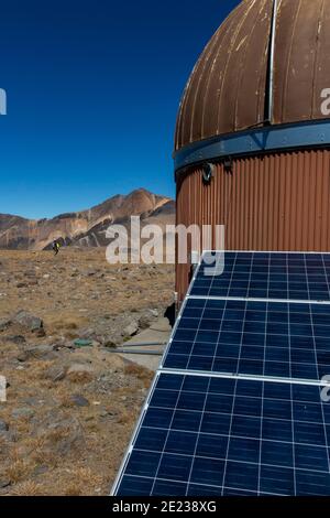 Whte Mountains, Californie, États-Unis. 23 septembre 2016. Observatoire avec panneaux solaires à la gare de Barcroft, avec le pic de White Mountain derrière. Le Centre de recherche de l'Université de Californie sur les montagnes blanches (WMRS), à Barcroft. Depuis plus de 60 ans, le Centre de recherche de l'UC White Mountain attire les scientifiques. Situé dans l'ombre de la Sierra Nevada, la chaîne de montagnes blanches fait l'expérience d'un air extrêmement sec. Combinée à des élévations élevées, elle fournit d'excellentes conditions pour les mesures atmosphériques et les observations astronomiques. Une richesse de défauts de tremblement de terre, structures rocheuses inhabituelles, et Banque D'Images