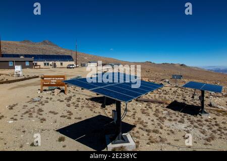 Whte Mountains, Californie, États-Unis. 23 septembre 2016. Panneaux solaires de la station Barcroft, entourés de fellfields alpins et de pergélisol sporadique au-dessus de la ligne des arbres. Le Centre de recherche de l'Université de Californie sur les montagnes blanches (WMRS), à Barcroft. Depuis plus de 60 ans, le Centre de recherche de l'UC White Mountain attire les scientifiques. Situé dans l'ombre de la Sierra Nevada, la chaîne de montagnes blanches fait l'expérience d'un air extrêmement sec. Combinée à des élévations élevées, elle fournit d'excellentes conditions pour les mesures atmosphériques et les observations astronomiques. Une richesse de défauts de tremblement de terre, nous Banque D'Images